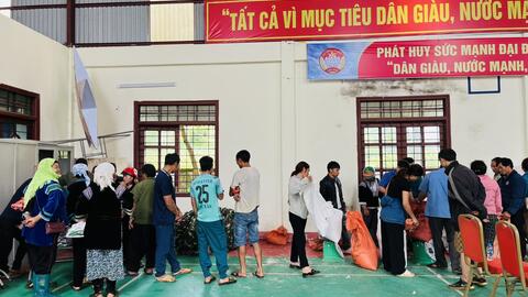 Cấp phát gạo cứu đói dịp giáp hạt cho hộ nghèo, hộ cận nghèo, hộ có hoàn cảnh khó khăn trên địa bàn xã