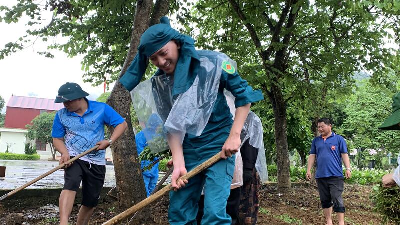 Tổ chức dọn dẹp vệ sinh môi trường 1 số tuyến đường trên địa bàn xã, cải tạo cảnh quan khuôn viên trụ sở xã